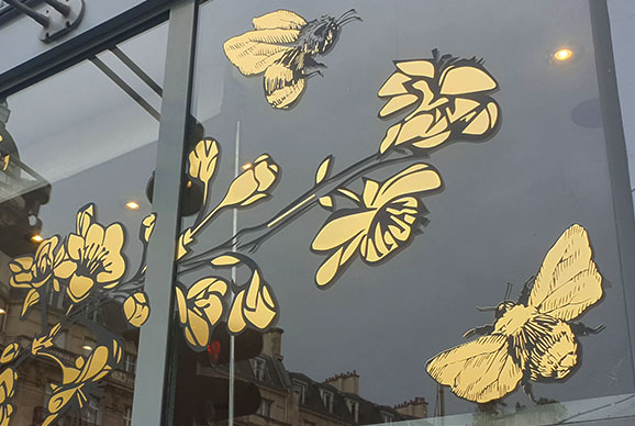 Habillage d'une façade de magasin pour un fleuriste