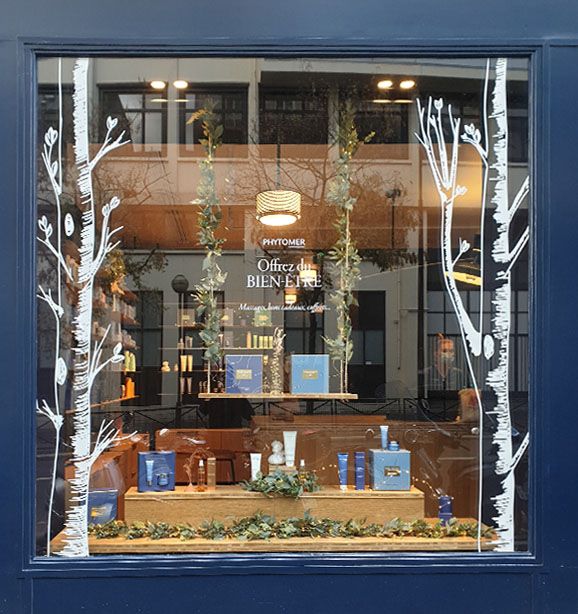 Décoration de noël sur une vitrine de cosmétique