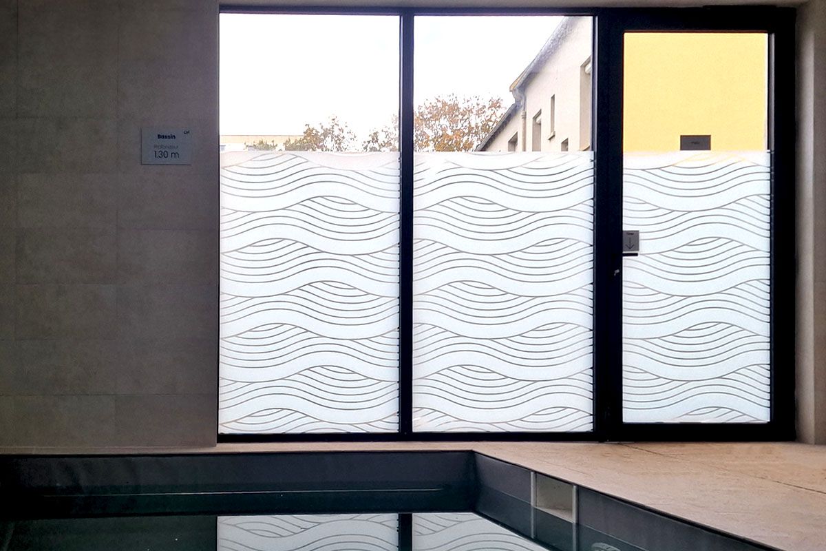 vitrophanie design installée dans une piscine