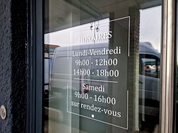 Stickers en vitrauphanie pour afficher les horaires d'un magasin