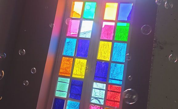 fenêtre avec une vitrophanie cristal de couleur