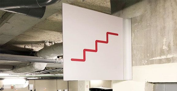 Signalétique pour indiquer des marches d'escalier