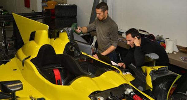 Un poseur agrée installe un covering sur une voiture de course